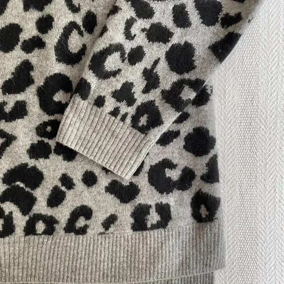 Bloomingdale's Charcoal and Black Animal Print Sweater 100% 2 ply cashmere - Picture 3 of 3